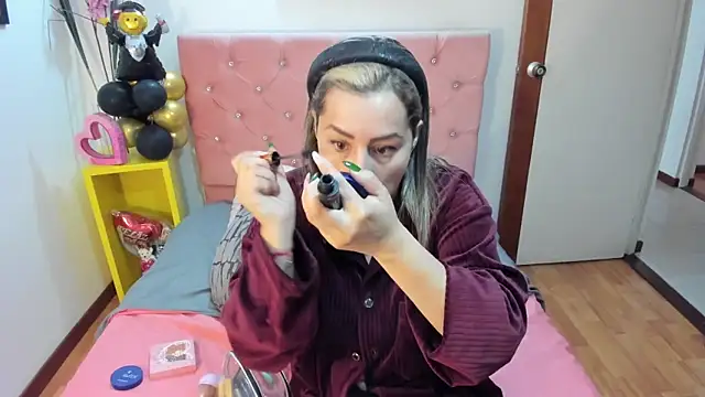 tinalorenz  online show from October 21, 2025, 1:43 pm