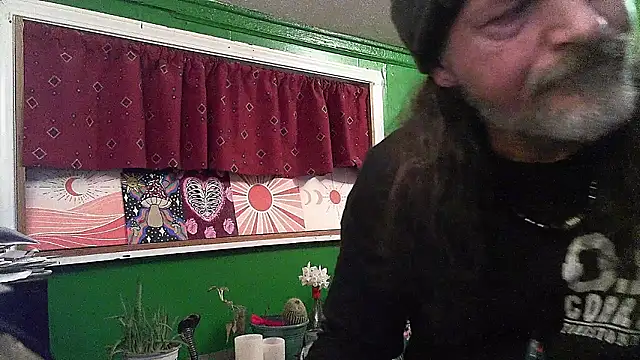 Snapshot of HippieDad333 chatting on April 23, 2026, 1:23 am HippieDad333 online show from April 23, 2026, 1:23 am