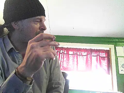 Snapshot of HippieDad333 chatting on May 8, 2026, 5:39 pm HippieDad333 online show from May 8, 2026, 5:39 pm