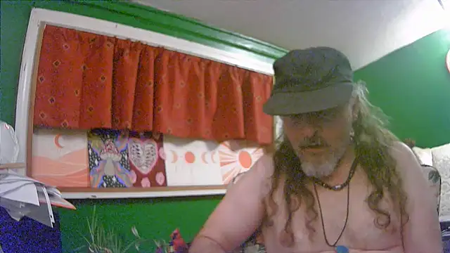 Snapshot of HippieDad333 chatting on June 17, 2026, 1:49 am HippieDad333 online show from June 17, 2026, 1:49 am