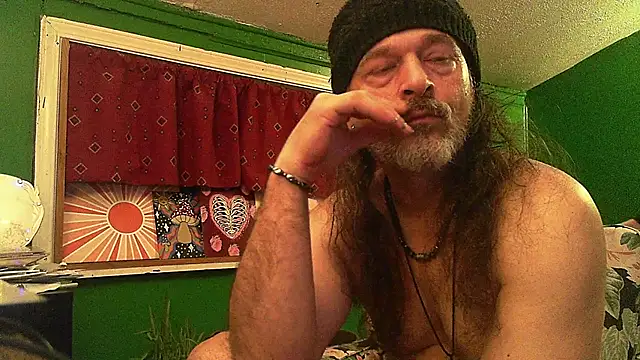 Snapshot of HippieDad333 chatting on April 19, 2026, 1:50 am HippieDad333 online show from April 19, 2026, 1:50 am