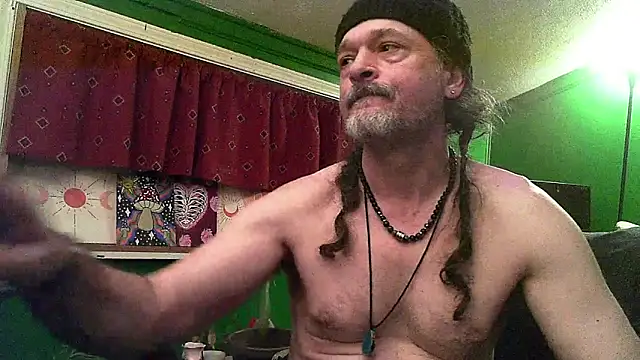 Snapshot of HippieDad333 chatting on April 9, 2026, 4:58 am HippieDad333 online show from April 9, 2026, 4:58 am