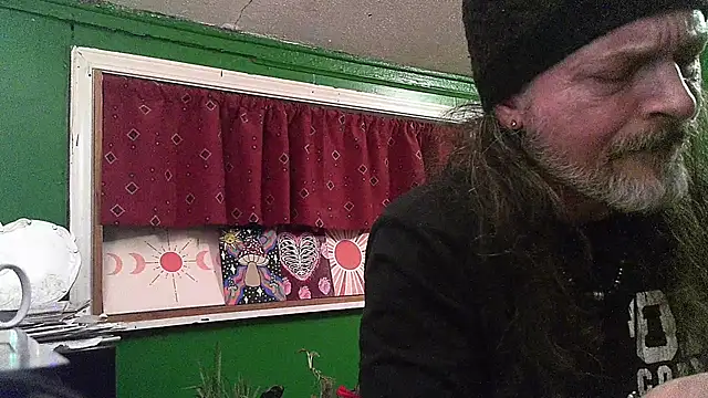 Snapshot of HippieDad333 chatting on April 22, 2026, 12:39 am HippieDad333 online show from April 22, 2026, 12:39 am
