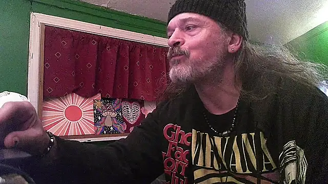 Snapshot of HippieDad333 chatting on April 18, 2026, 5:21 am HippieDad333 online show from April 18, 2026, 5:21 am