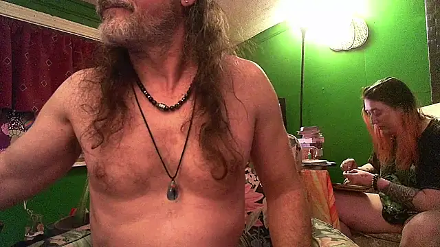 Snapshot of HippieDad333 chatting on April 17, 2026, 8:06 am HippieDad333 online show from April 17, 2026, 8:06 am