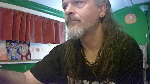 Snapshot of HippieDad333 chatting on June 15, 2026, 4:23 am HippieDad333 online show from June 15, 2026, 4:23 am