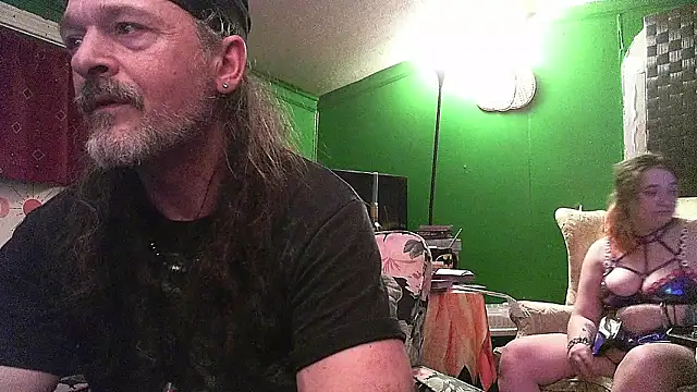 Snapshot of HippieDad333 chatting on April 14, 2026, 3:00 am HippieDad333 online show from April 14, 2026, 3:00 am