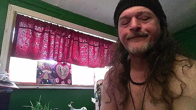 Snapshot of HippieDad333 chatting on May 1, 2026, 10:37 pm HippieDad333 online show from May 1, 2026, 10:37 pm