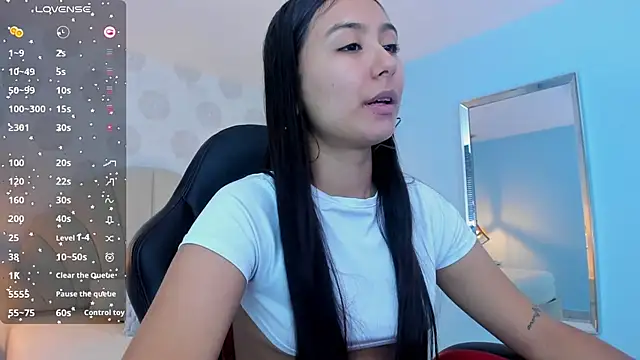 ALAHIACRUZ1 online show from June 13, 2026, 11:13 pm