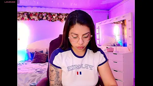 kloe28 online show from November 24, 2025, 3:50 am