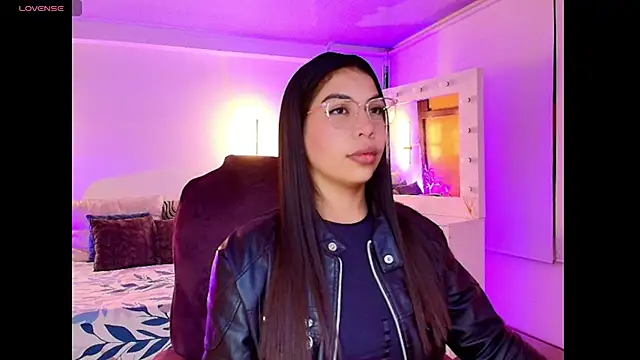 kloe28 online show from November 12, 2025, 3:43 am