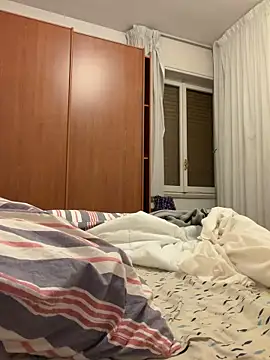 Italianofirenze online show from December 22, 2025, 5:57 pm