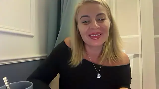 Snapshot of Miravynn chatting on December 19, 2025, 10:01 pm Miravynn online show from December 19, 2025, 10:01 pm