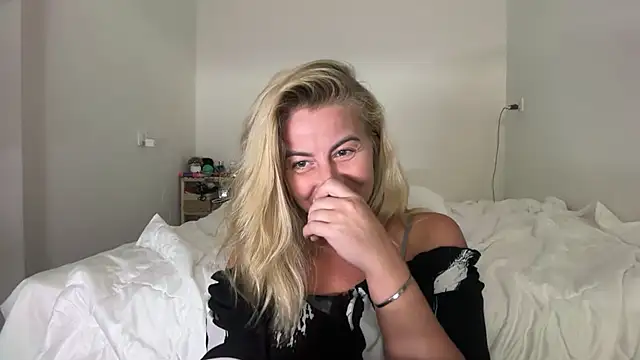 Snapshot of Miravynn chatting on February 7, 2026, 7:55 pm Miravynn online show from February 7, 2026, 7:55 pm