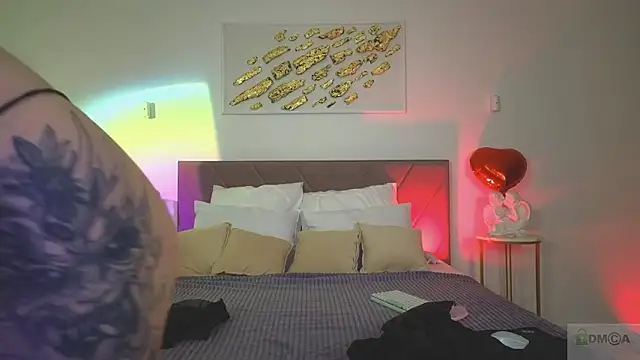 Nicole Broown  online show from February 15, 2026, 9:14 pm