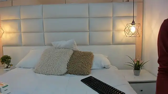 Megane whitte online show from November 24, 2025, 8:09 pm