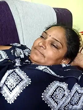 navyasree143 online show from April 25, 2026, 1:41 pm