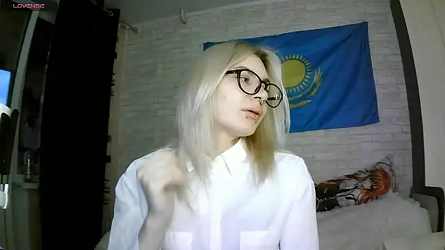 Snapshot of MernaGoggin chatting on October 3, 2025, 1:45 pm MernaGoggin online show from October 3, 2025, 1:45 pm