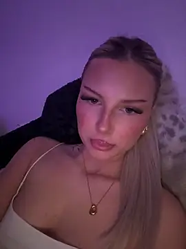 Snapshot of blondeeee chatting on April 14, 2026, 4:12 pm blondeeee online show from April 14, 2026, 4:12 pm