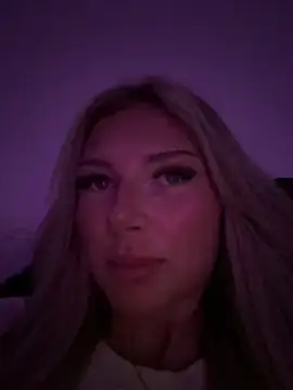 Snapshot of blondeeee chatting on April 13, 2026, 4:22 pm blondeeee online show from April 13, 2026, 4:22 pm