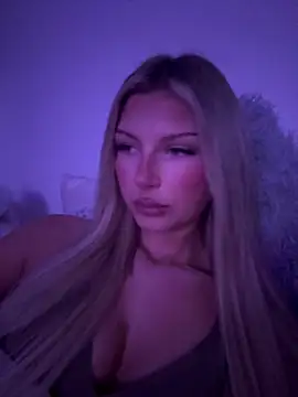 Snapshot of blondeeee chatting on March 25, 2026, 5:45 pm blondeeee online show from March 25, 2026, 5:45 pm