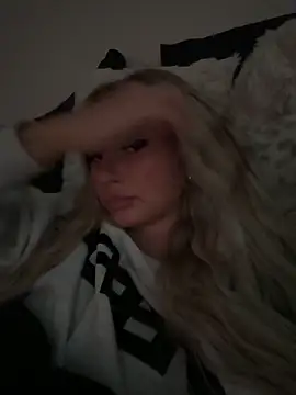 Snapshot of blondeeee chatting on April 4, 2026, 2:45 pm blondeeee online show from April 4, 2026, 2:45 pm