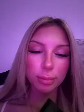 Snapshot of blondeeee chatting on April 9, 2026, 4:13 pm blondeeee online show from April 9, 2026, 4:13 pm