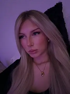 Snapshot of blondeeee chatting on April 15, 2026, 4:33 pm blondeeee online show from April 15, 2026, 4:33 pm