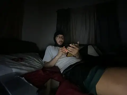 Snapshot of ThrowedWorldWide chatting on April 14, 2026, 7:02 am ThrowedWorldWide online show from April 14, 2026, 7:02 am