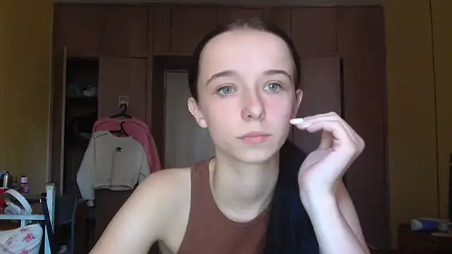 Snapshot of Emilia_Light chatting on October 5, 2025, 7:32 am Emilia Light online show from October 5, 2025, 7:32 am