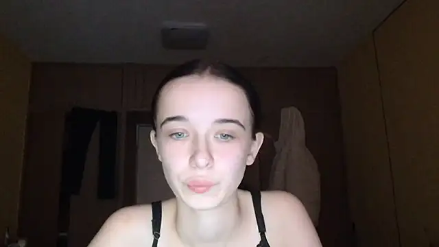 Snapshot of Emilia_Light chatting on December 20, 2025, 9:45 am Emilia Light online show from December 20, 2025, 9:45 am