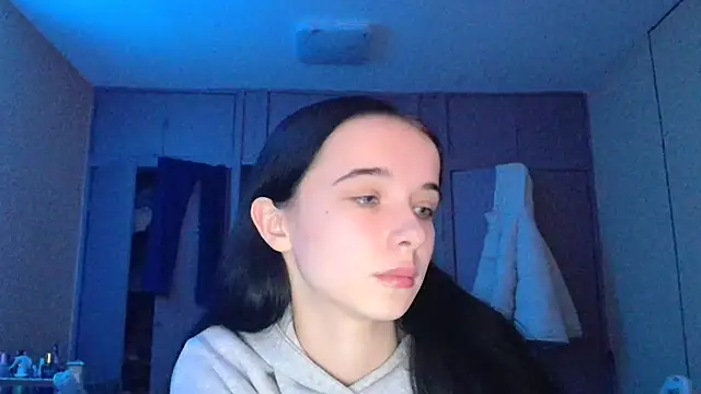 Snapshot of Emilia_Light chatting on December 21, 2025, 10:06 am Emilia Light online show from December 21, 2025, 10:06 am