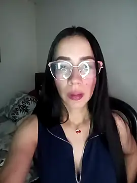 Snapshot of YaraDuartee chatting on April 8, 2026, 12:01 am YaraDuartee online show from April 8, 2026, 12:01 am
