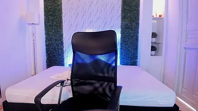 Caroline Millerr online show from October 2, 2025, 8:12 pm