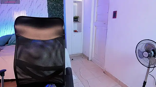 Snapshot of Caroline_Millerr chatting on April 13, 2026, 11:25 am Caroline Millerr online show from April 13, 2026, 11:25 am