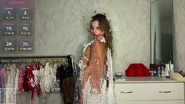 LindyEckland online show from November 4, 2025, 12:20 pm