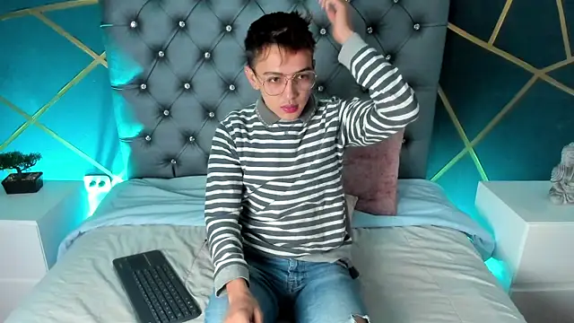 Lian Miller1  online show from October 1, 2025, 12:20 pm