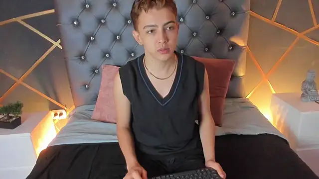 Lian Miller1  online show from October 6, 2025, 11:55 am