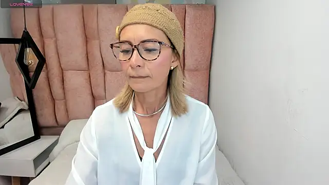 Issa Milf   online show from April 6, 2026, 1:12 pm