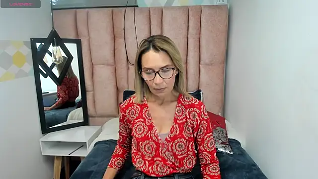 Issa Milf   online show from April 25, 2026, 1:36 pm