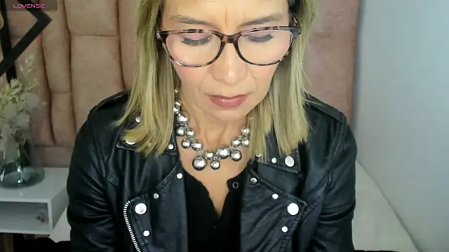 Issa Milf   online show from May 26, 2026, 1:31 pm