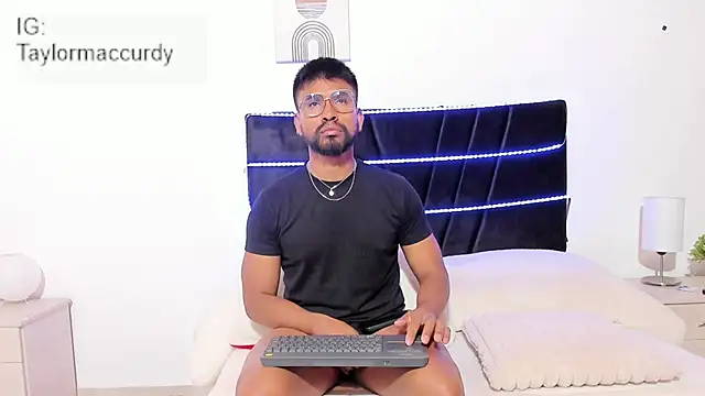 Taylormaccurdy  online show from November 26, 2025, 2:06 pm