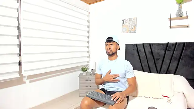 Taylormaccurdy  online show from October 6, 2025, 2:51 pm