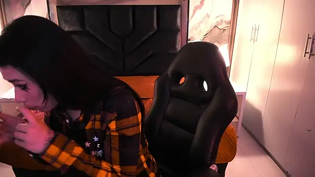 SusanVilla online show from November 21, 2025, 8:19 pm