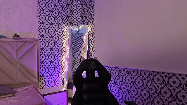 Ixchel tay online show from February 4, 2026, 3:34 am