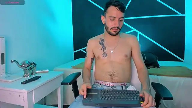 VynnyBlacke  online show from October 14, 2025, 9:25 pm