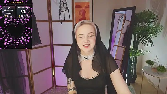 luna son online show from September 28, 2025, 10:17 pm