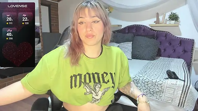 sophialyh 1 online show from November 4, 2025, 1:04 pm