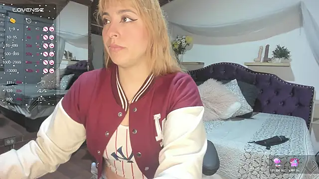 sophialyh 1 online show from October 3, 2025, 12:50 pm