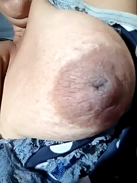 Hotmommax online show from January 8, 2026, 7:31 pm